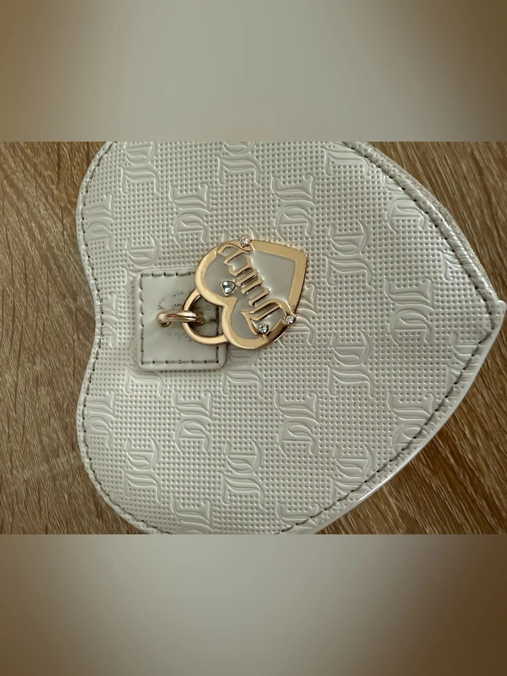 Juicy Couture Heart Zip Around Wristlet Cream/Ivory